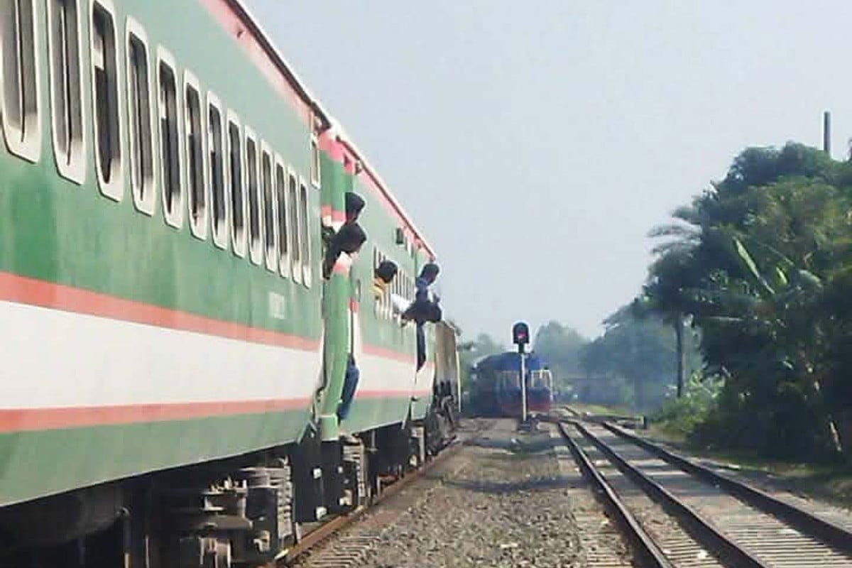ঈশ্বরদীতে অল্পের জন্য রক্ষা পেল দুটি আন্তঃনগর ট্রেন