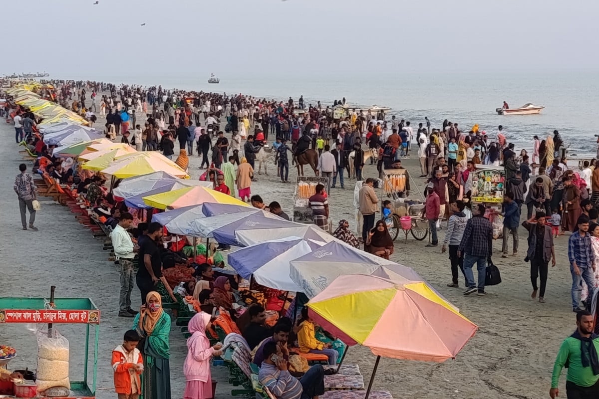 মৌসুমের শুরুতেই কুয়াকাটা সৈকতে বেড়েছে পর্যটকের ভিড়