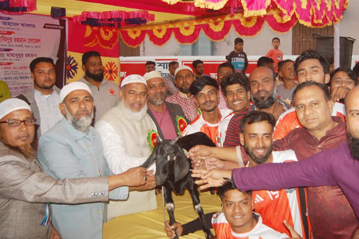 বগুড়ায় ফুটবল টুর্নামেন্টে চ্যাম্পিয়ন বারপুর সিজান একাদশ