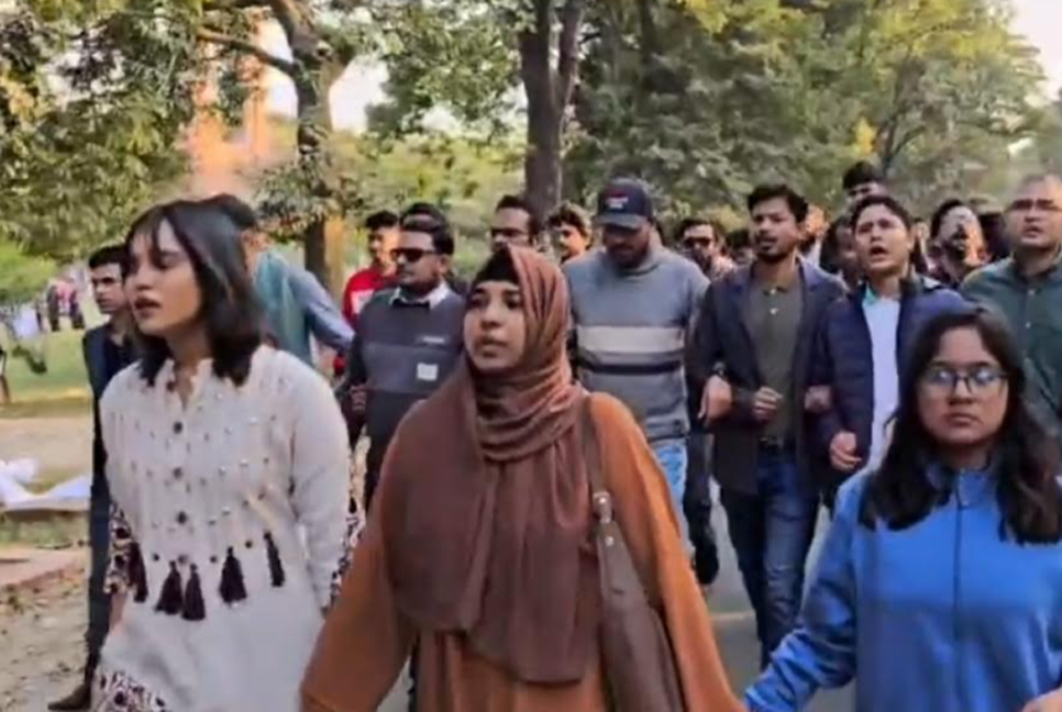 হাদির ওপর হামলার প্রতিবাদে জাবিতে বিক্ষোভ