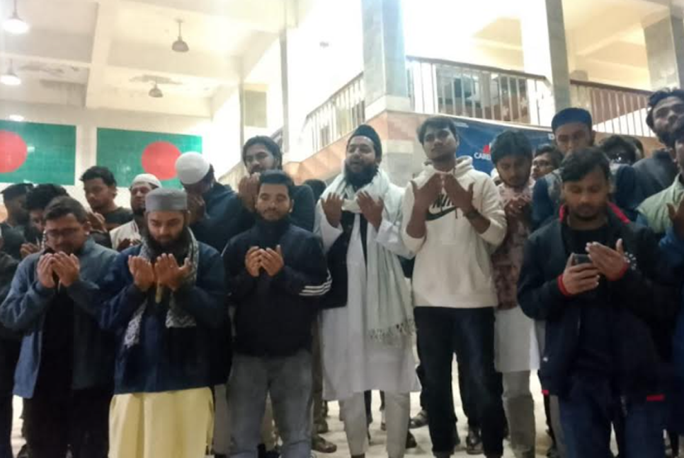 গুলিবিদ্ধ হাদির সুস্থতা কামনায় বরিশাল বিশ্ববিদ্যালয়ে দোয়া