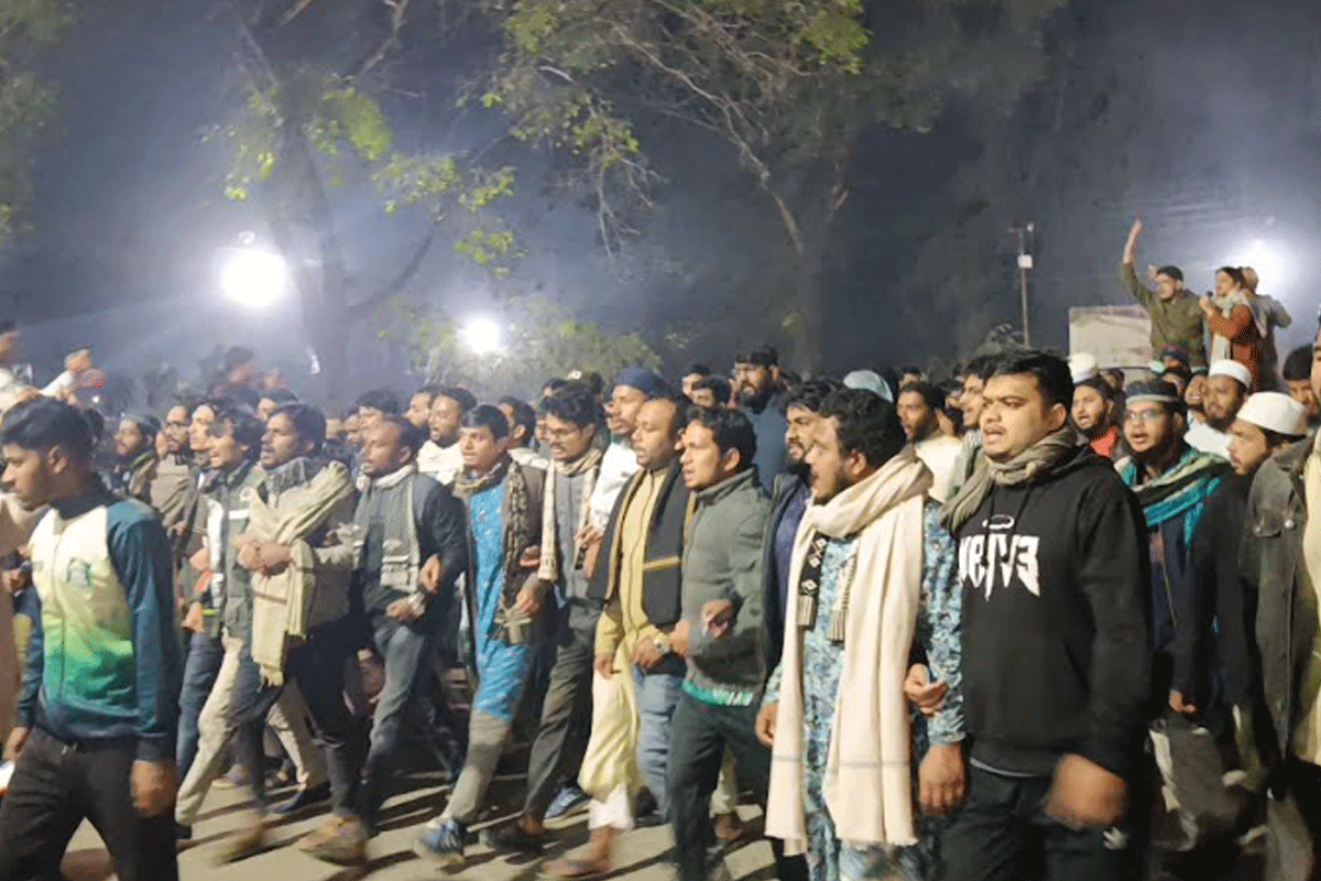 হাদির ওপর হামলার প্রতিবাদে ইবিতে বিক্ষোভ