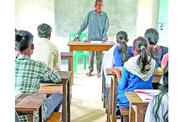 বিনা বেতনে শিক্ষকতা