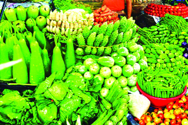 স্বস্তি ফেরেনি পিঁয়াজে কমেছে সবজির দাম