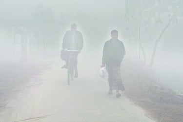 কুয়াশায় ঢাকা পথঘাট