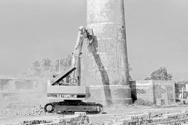 ইটভাটার জরিমানা গুঁড়িয়ে দেওয়া হলো চিমনি