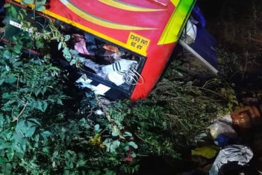 অন্ধ্রপ্রদেশে বাস খাদে পড়ে নিহত ৯