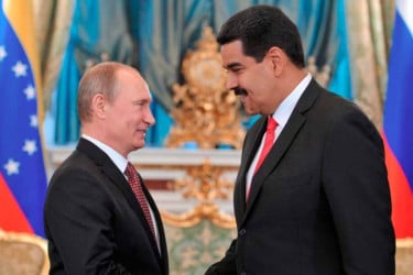 যুক্তরাষ্ট্রের চাপের মধ্যেই মাদুরোর পাশে দাঁড়ালেন পুতিন
