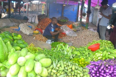 বগুড়ায় কমেনি পেঁয়াজের ঝাঁজ, স্বস্তি নেই সবজির দামে