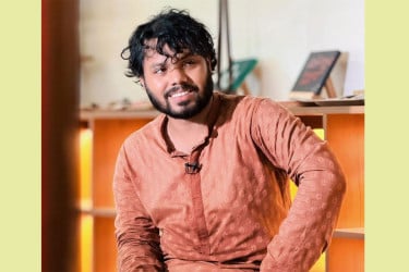 রিকশায় ছিলেন হাদি, মোটরসাইকেল থেকে গুলি চালায় দুইজন