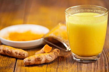 দুধে হলুদের গুঁড়া মিশিয়ে খাওয়ার উপকারিতা