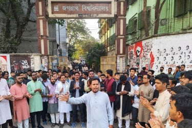 জবিতে ওসমান হাদির ওপর হামলার প্রতিবাদে বিক্ষোভ