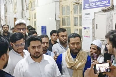 হাদিকে দেখতে হাসপাতালে নাহিদ