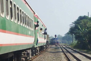 ঈশ্বরদীতে অল্পের জন্য রক্ষা পেল দুটি আন্তঃনগর ট্রেন