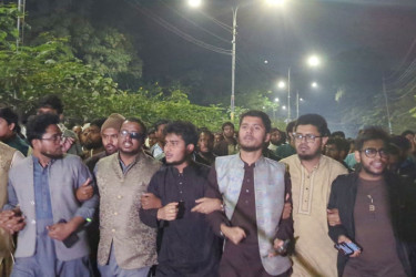 হাদিকে গুলি করে হত্যাচেষ্টার প্রতিবাদে ডাকসুর বিক্ষোভ