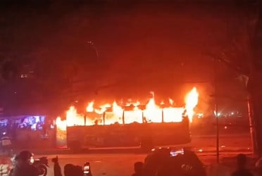 রাজধানীর বাড্ডায় চলন্ত বাসে আগুন