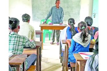 বিনা বেতনে শিক্ষকতা