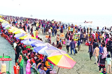 কুয়াকাটা সৈকতে ভিড় বেড়েছে পর্যটকের