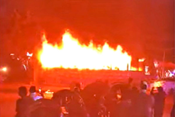 বাড্ডায় চলন্ত বাসে আগুন