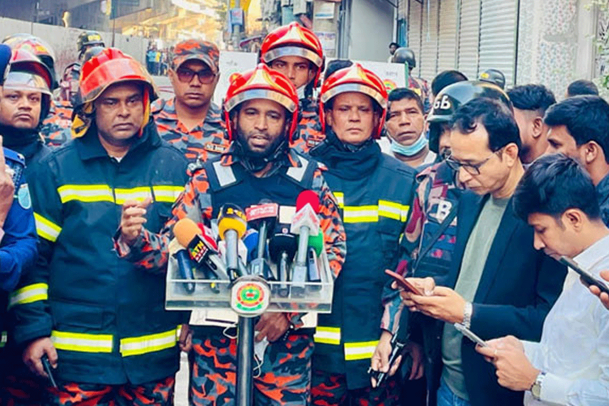 ঝুট গোডাউন থাকায় আগুন নিয়ন্ত্রণে বেগ পেতে হচ্ছে: ফায়ার সার্ভিস