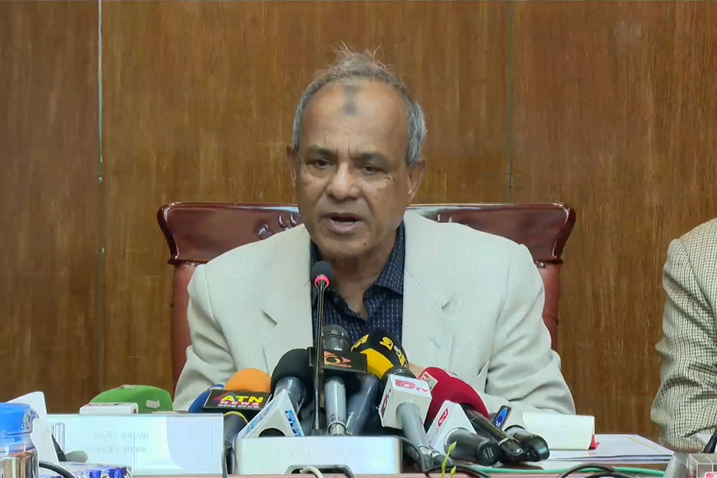 হাদির হামলাকারীদের ধরিয়ে দিলে ৫০ লাখ টাকা পুরস্কার: স্বরাষ্ট্র উপদেষ্টা