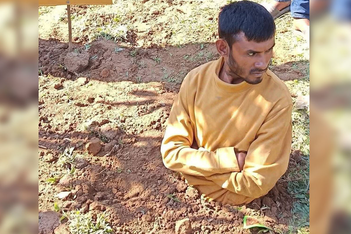 মাকে মারধর করায় ছেলেকে কোমর পর্যন্ত মাটিতে পুঁতে রাখলো এলাকাবাসী