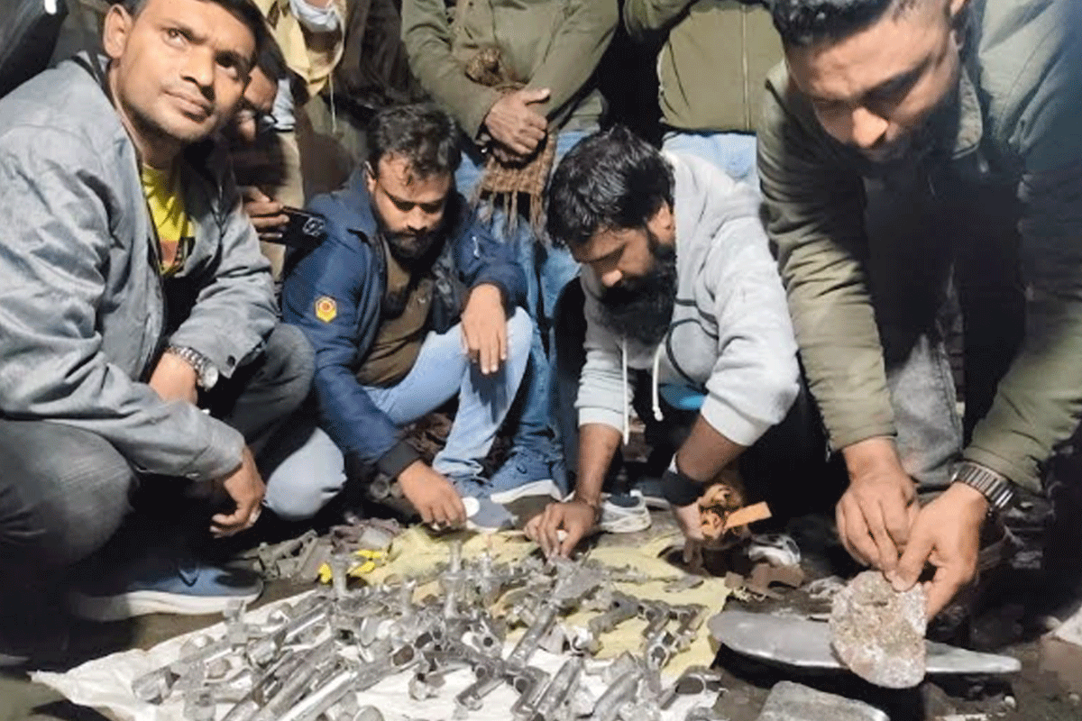 খুলনায় অস্ত্র তৈরির গোপন কারখানা, আটক ৩