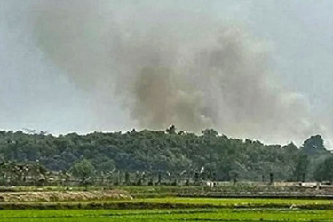 সীমান্তের ওপারে ভোর থেকে বিস্ফোরণের শব্দ, টেকনাফে আতঙ্ক