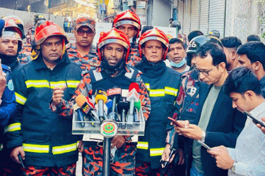 ঝুট গোডাউন থাকায় আগুন নিয়ন্ত্রণে বেগ পেতে হচ্ছে: ফায়ার সার্ভিস