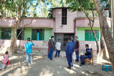 গভীর রাতে ছাদে মুখোশধারীরা, পরে ঘরে ঢুকে নারীকে কুপিয়ে হত্যা