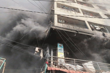 ৯ ঘণ্টায়ও নিয়ন্ত্রণে আসেনি কেরানীগঞ্জের ভবনের আগুন, উদ্ধার ৪৫