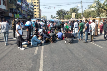 হাদির উপর হামলার প্রতিবাদে কুষ্টিয়ায় সড়ক অবরোধ করে বিক্ষোভ