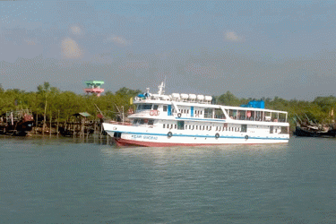 পর্যটকসহ সাগরে আটকে ছিল সেন্টমার্টিন রুটের জাহাজ