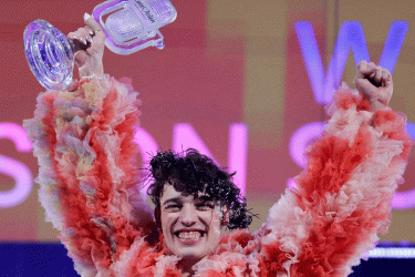 ইউরোভিশন ট্রফি ফিরিয়ে দিচ্ছেন নেমো