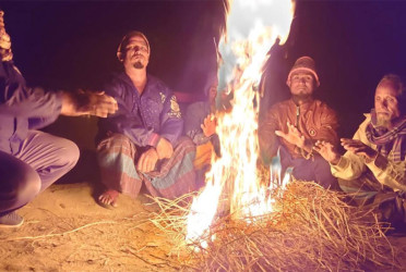 কুয়াশায় ঢাকা লালমনিরহাটে ছিন্নমূল মানুষের দুর্ভোগ