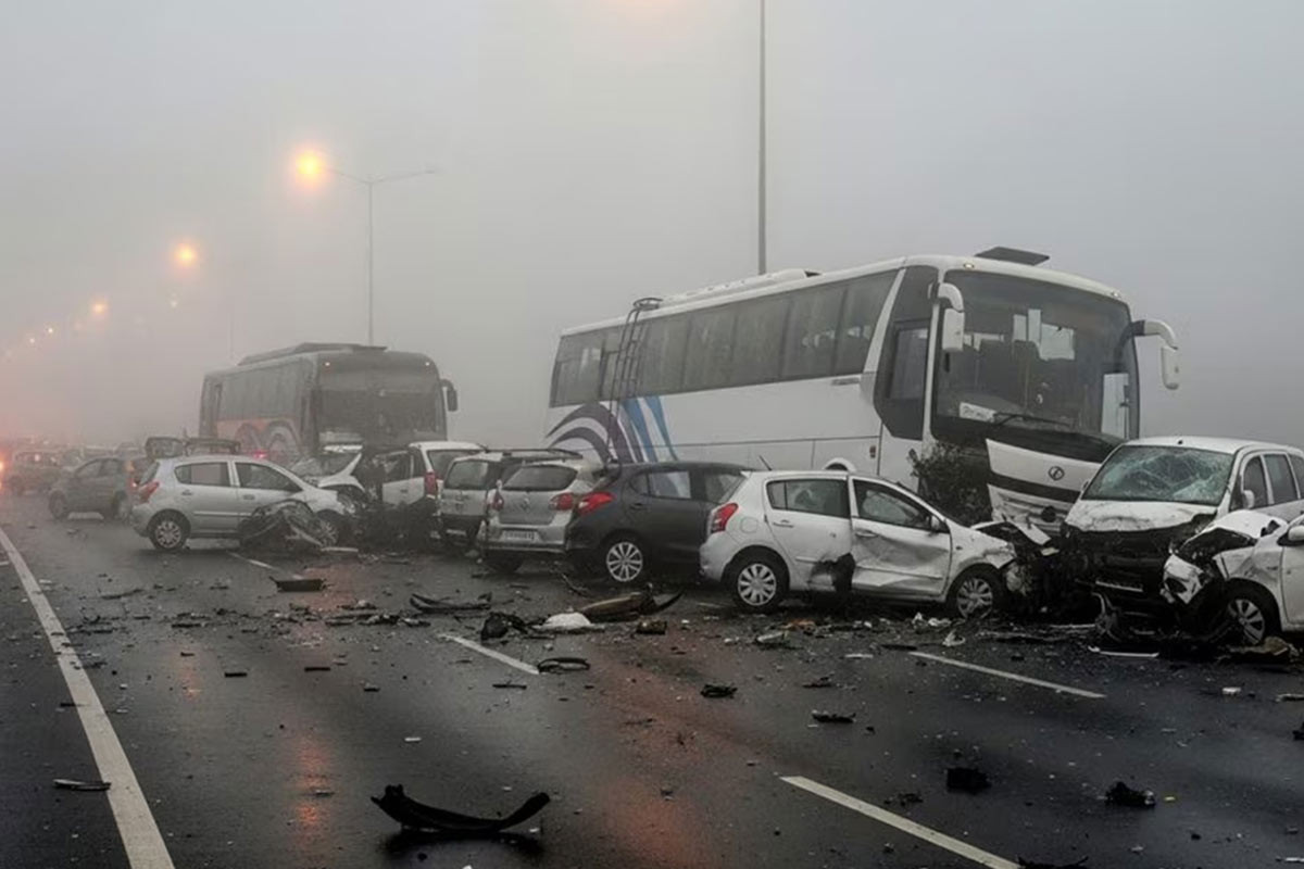 কুয়াশায় ভারতে একের পর এক বাস ট্রাক গাড়ির সংঘর্ষ (ভিডিও)