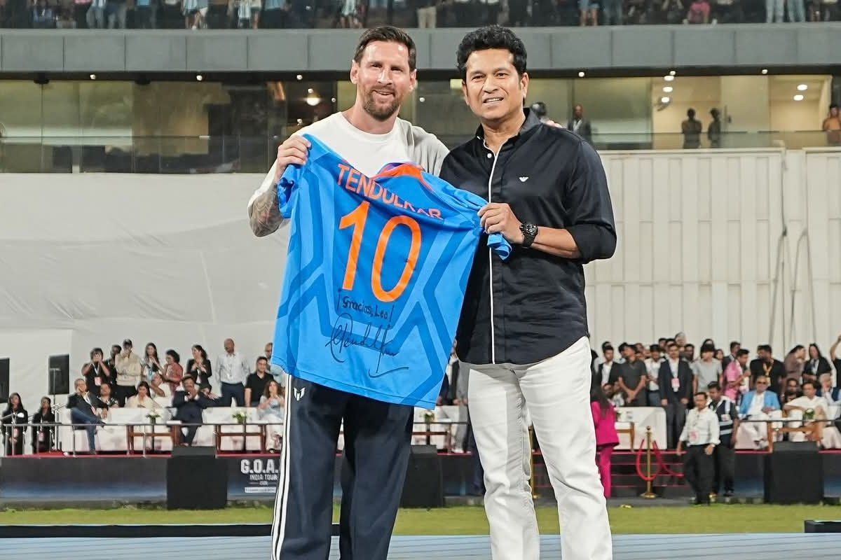 ফুটবল আর ক্রিকেট 'দেবতা'র দেখায় যা যা ঘটল