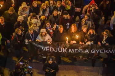 প্রধানমন্ত্রীর পদত্যাগ দাবিতে বিক্ষোভে উত্তাল হাঙ্গেরি