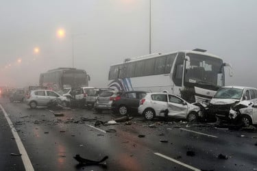 কুয়াশায় ভারতে একের পর এক বাস ট্রাক গাড়ির সংঘর্ষ (ভিডিও)