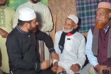 ওমরাহ করানোর প্রলোভন দেখিয়ে ভোট চাচ্ছেন জামায়াতের প্রার্থী