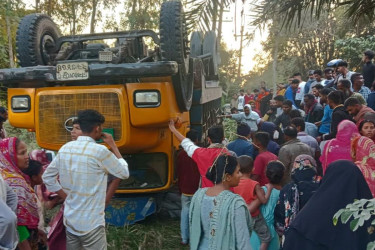 নওগাঁয় ট্রাকচাপায় অটোরিকশা চালক নিহত, আহত ৩