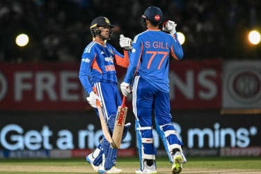 দক্ষিণ আফ্রিকাকে উড়িয়ে এগিয়ে গেল ভারত