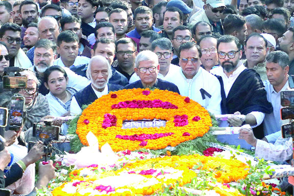 স্মৃতিসৌধে শ্রদ্ধা জানান নেতা-কর্মীরা