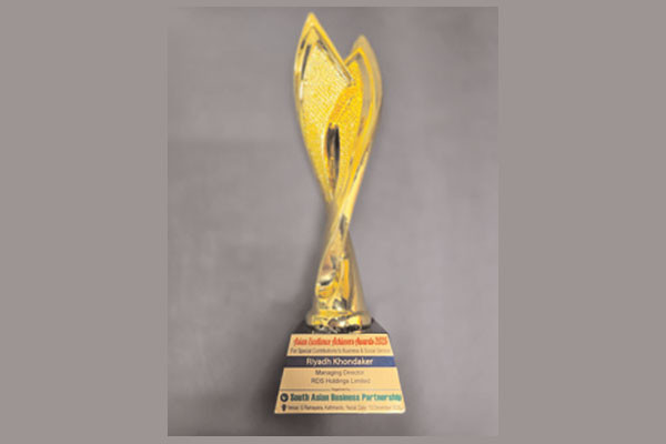 এশিয়ান এক্সেলেন্স অ্যাচিভার্স অ্যাওয়ার্ডস পেলেন বাংলাদেশি ব্যবসায়ী