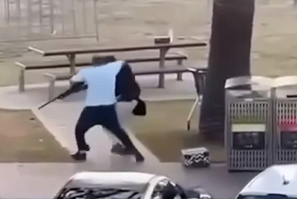 আততায়ীকে নিরস্ত্র করে নায়ক বনে গেলেন আহমেদ