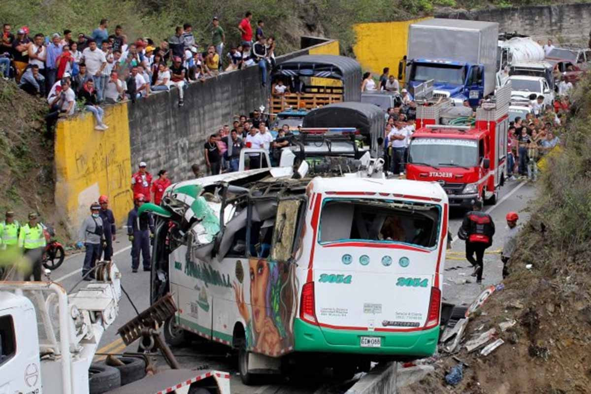 কলম্বিয়ায় শিক্ষার্থীদের বাস খাদে পড়ে নিহত ১৭, আহত ২০