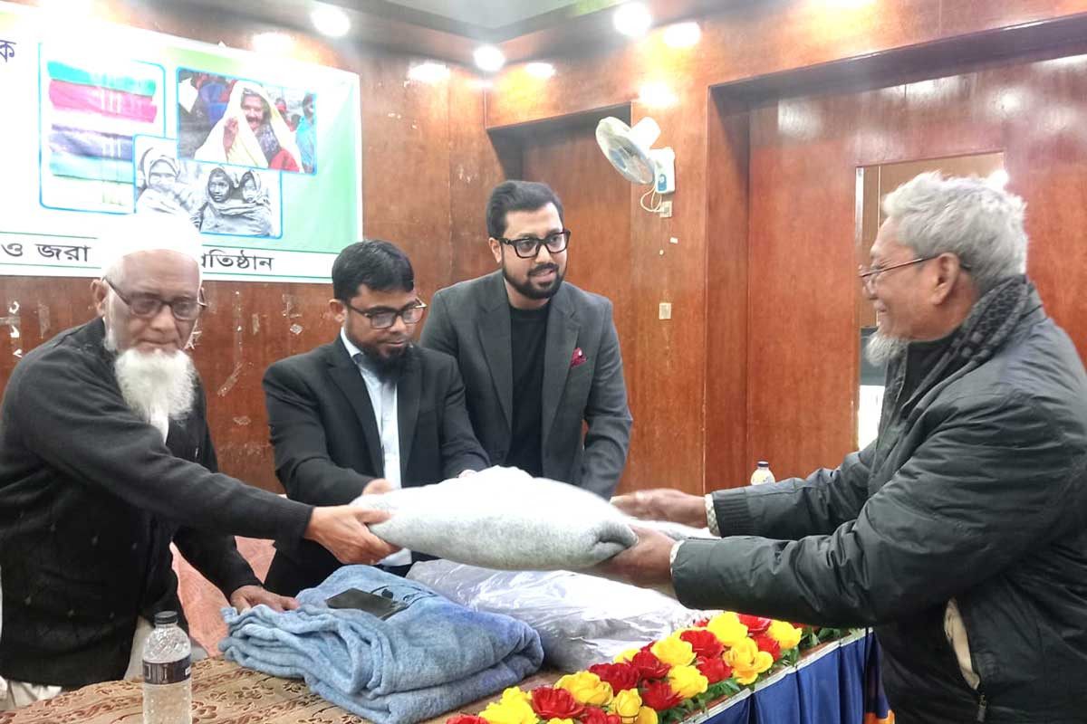 চাঁপাইনবাবগঞ্জে প্রবীণদের মাঝে কম্বল বিতরণ