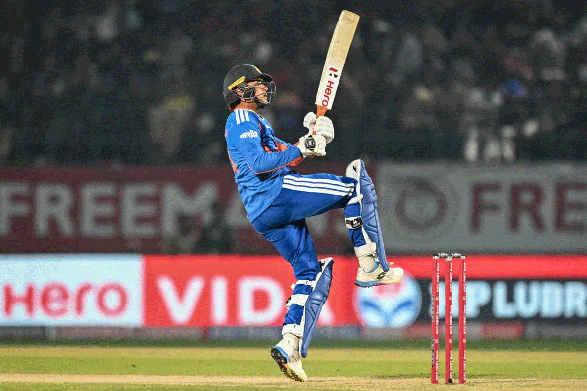 ছক্কার নতুন রেকর্ড গড়লেন অভিষেক