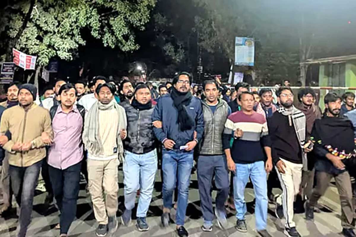 উপ-উপাচার্যের বিতর্কিত মন্তব্যের প্রতিবাদে চবি ছাত্রদলের বিক্ষোভ