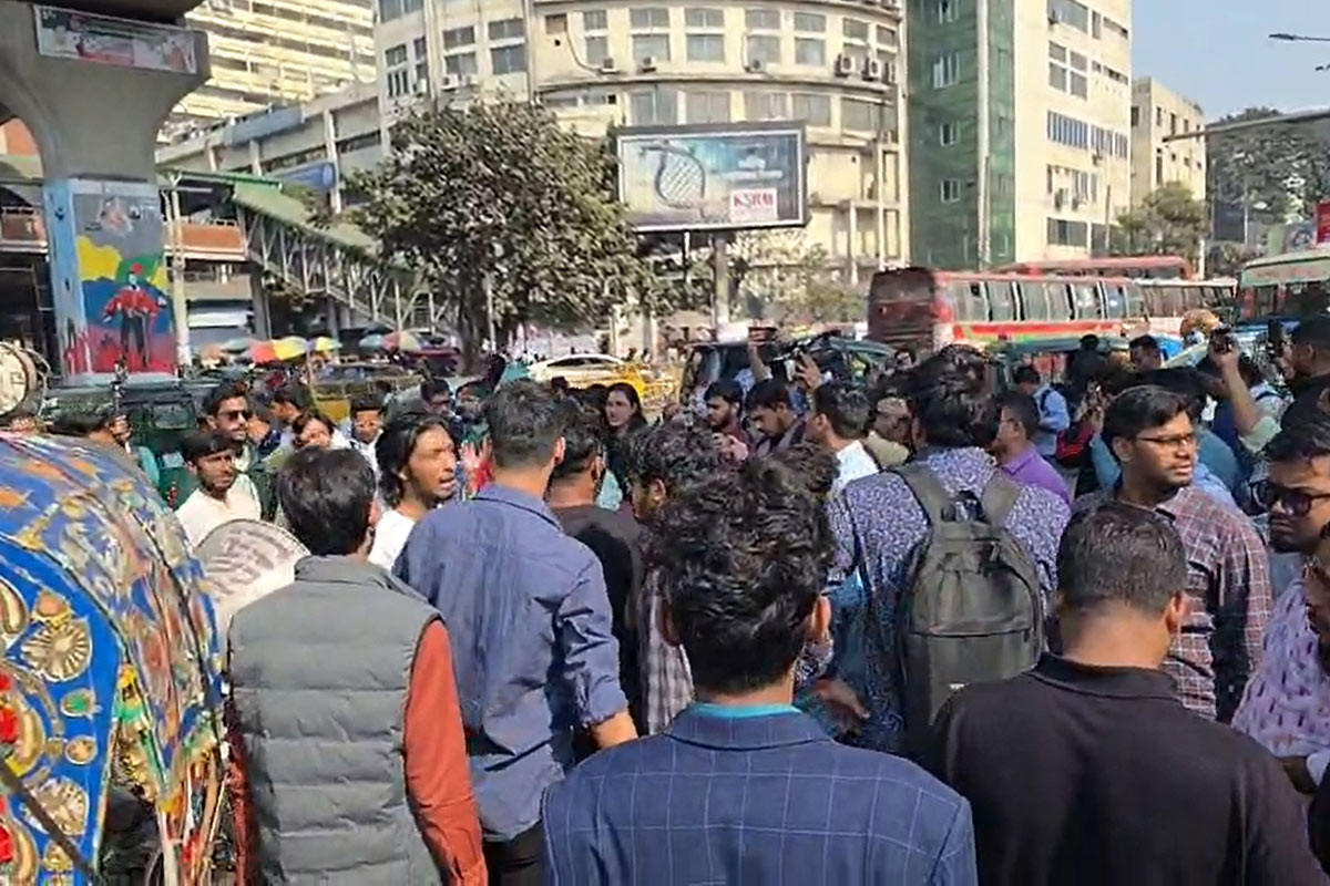 স্বরাষ্ট্র উপদেষ্টার পদত্যাগের দাবিতে শাহবাগ ব্লকেড